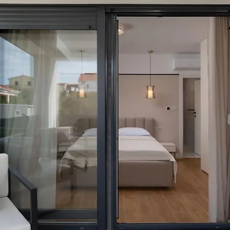 Bellatrix 1 & 2 - Two Heated Pools & Jacuzzi Vila *