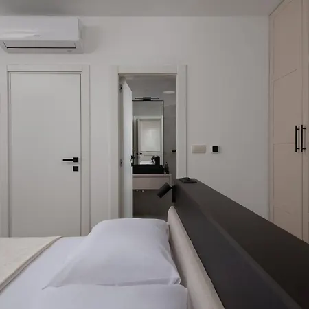 Bellatrix 1 & 2 - Two Heated Pools & Jacuzzi Vila Vrsi