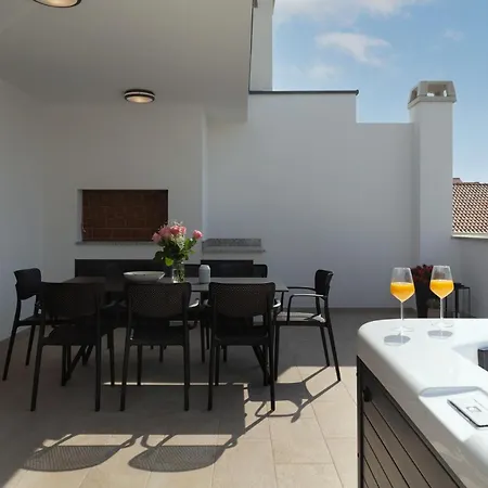 Bellatrix 1 & 2 - Two Heated Pools & Jacuzzi Vila Vrsi