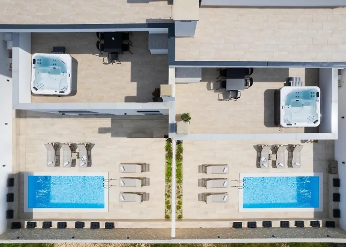 Bellatrix 1 & 2 - Two Heated Pools & Jacuzzi Villa Vrsi