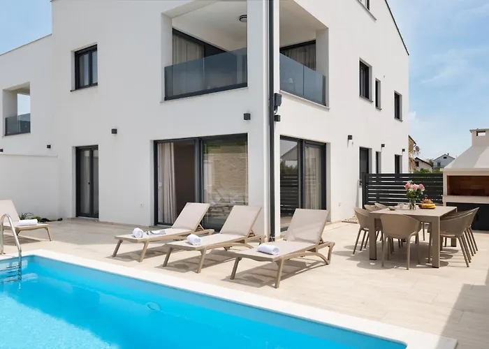 Bellatrix 1 & 2 - Two Heated Pools & Jacuzzi *