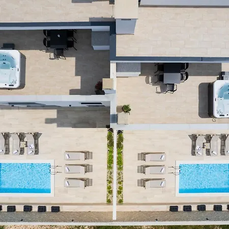 Bellatrix 1 & 2 - Two Heated Pools & Jacuzzi Villa Vrsi