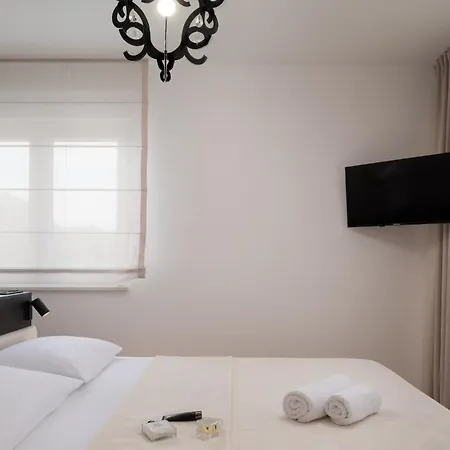 Villa Bellatrix 1 & 2 - Two Heated Pools & Jacuzzi