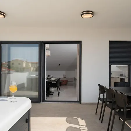 Villa Bellatrix 1 & 2 - Two Heated Pools & Jacuzzi *