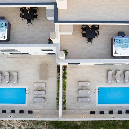 Villa Bellatrix 1 & 2 - Two Heated Pools & Jacuzzi *