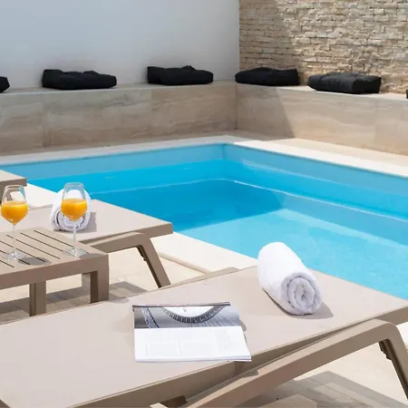 Villa Bellatrix 1 & 2 - Two Heated Pools & Jacuzzi *