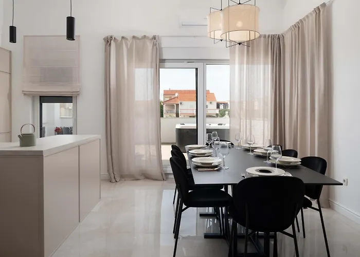 Bellatrix 1 & 2 - Two Heated Pools & Jacuzzi *